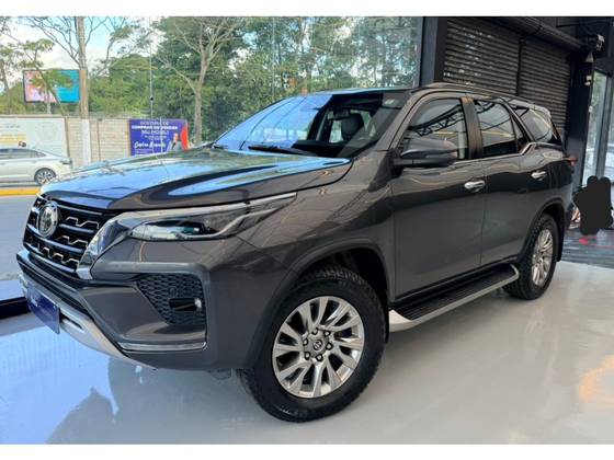 TOYOTA HILUX SW4 2.8 D-4D TURBO DIESEL SRX 7L 4X4 AUTOMÁTICO TOYOTA HILUX SW4 2.8 D-4D TURBO DIESEL SRX 7L 4X4 AUTOMÁTICO